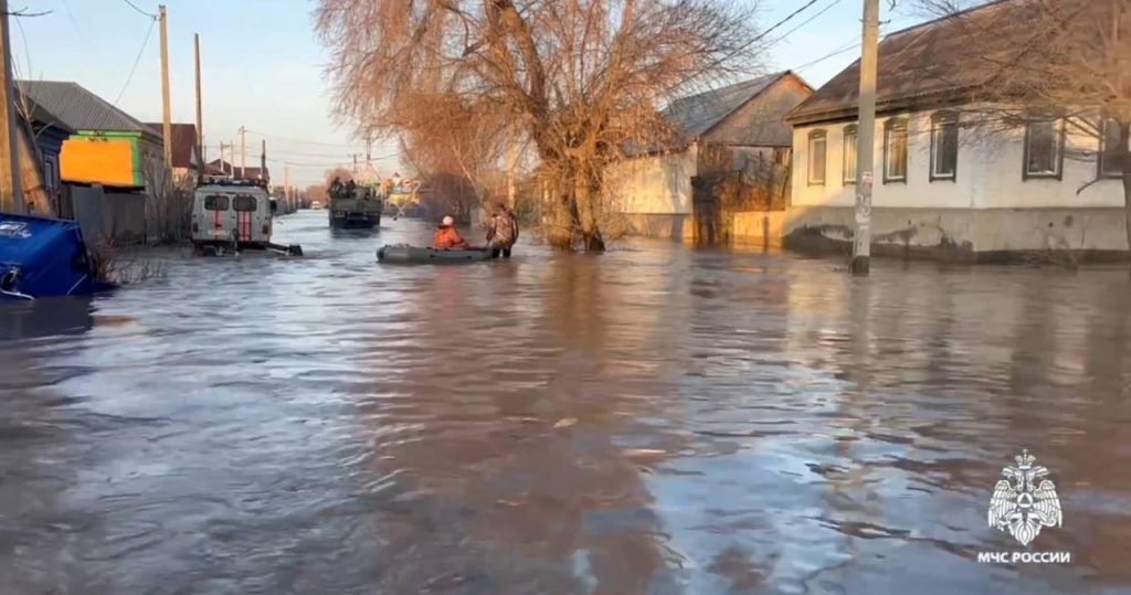 Пострадавшим от паводка в Орске выплатят по 100 тысяч рублей