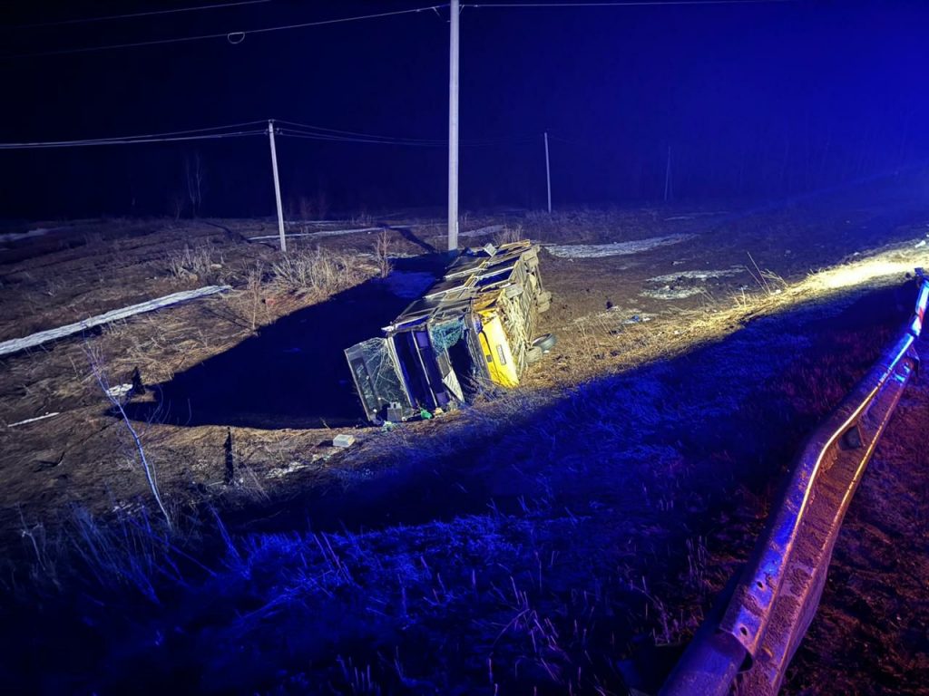 Автобус с уроженцами Узбекистана опрокинулся под Самарой, погибли двое 