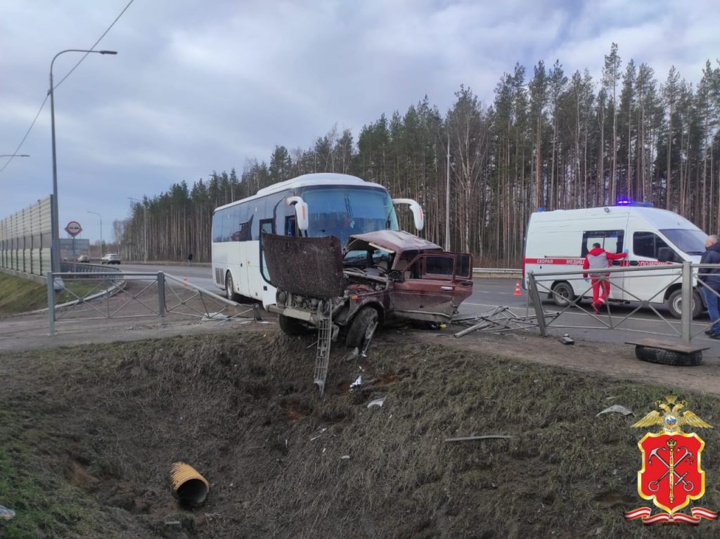 На подъезде к Усть-Луге в ДТП с автобусом на встречке погиб пассажир Нивы