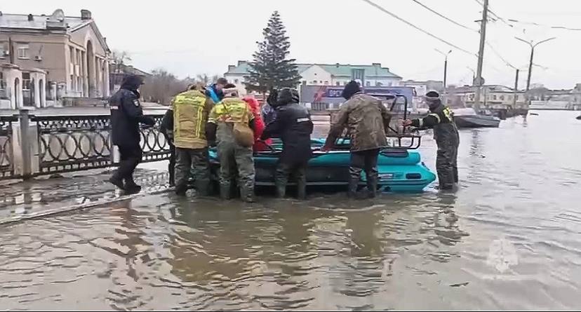 Военные инженеры прибыли в Орск для помощи в борьбе с наводнением