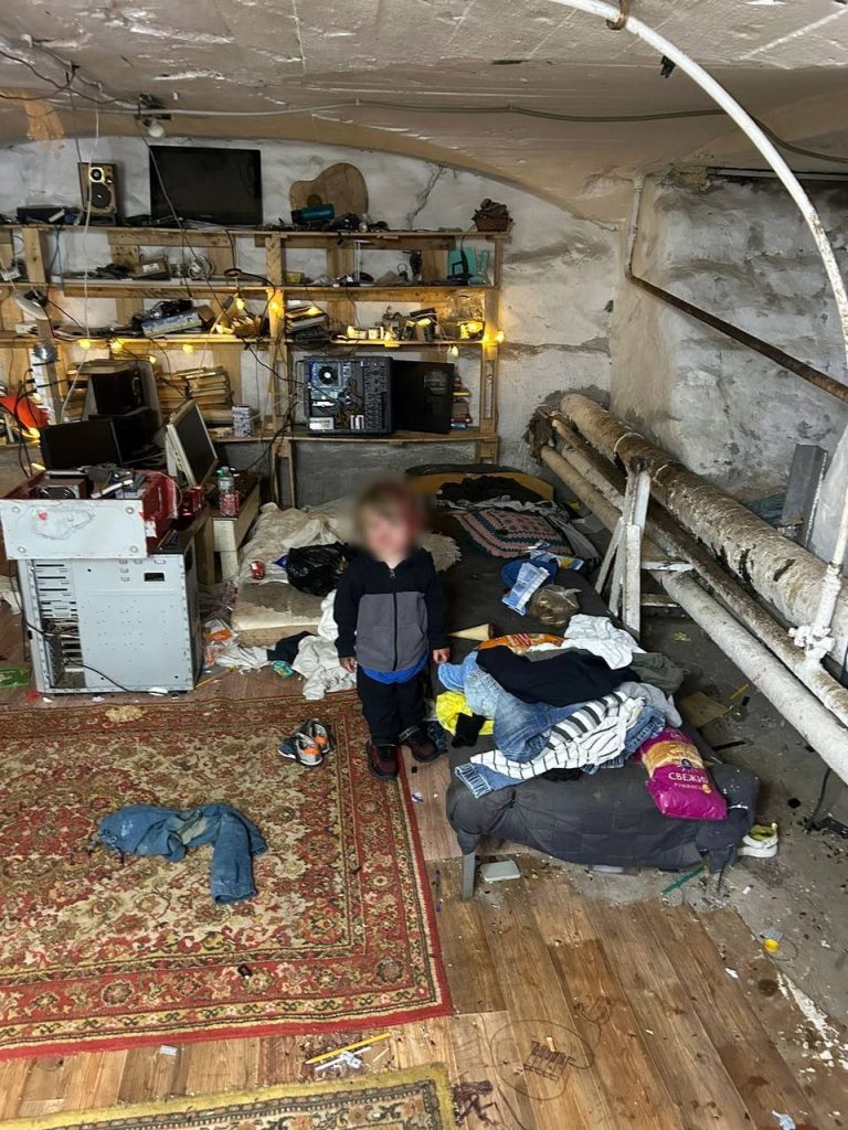 Прокуратура Петербурга показала подвал, где жили трое детей и мужчина