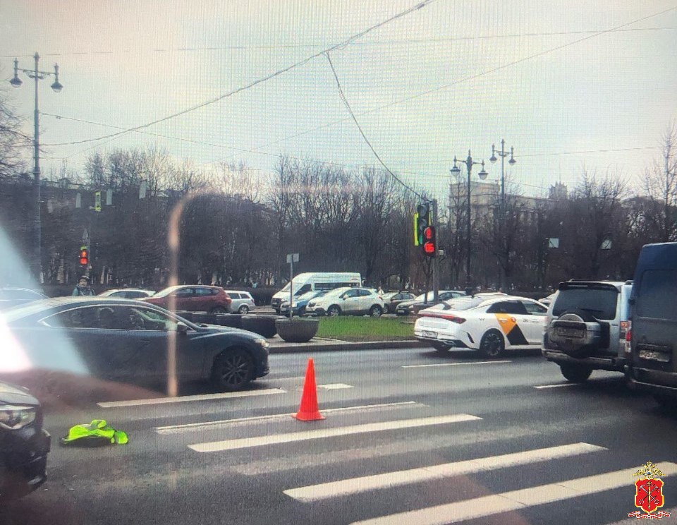 Иномарка на Московском проспекте сбила пешехода и велосипедиста на переходе
