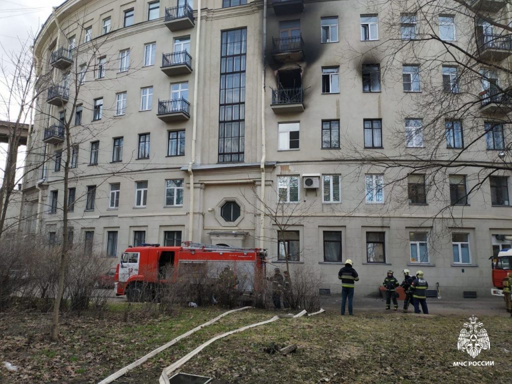 В МЧС рассказали подробности пожара на Малоохтинском, где были дети