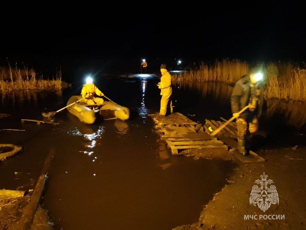 Сотрудники МЧС спасли 19 рыбаков, дрейфующих на льдине на озере в Челябинской области