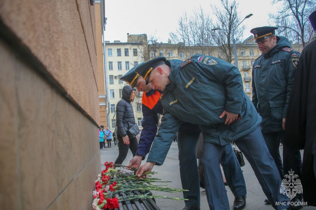 Пожарные почтили память Ильи Белецкого, погибшего при тушении Невской мануфактуры