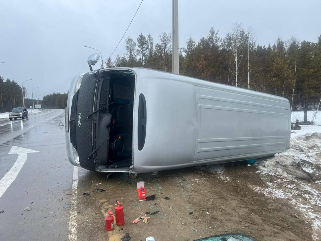 В Бурятии перевернулся микроавтобус с пассажирами