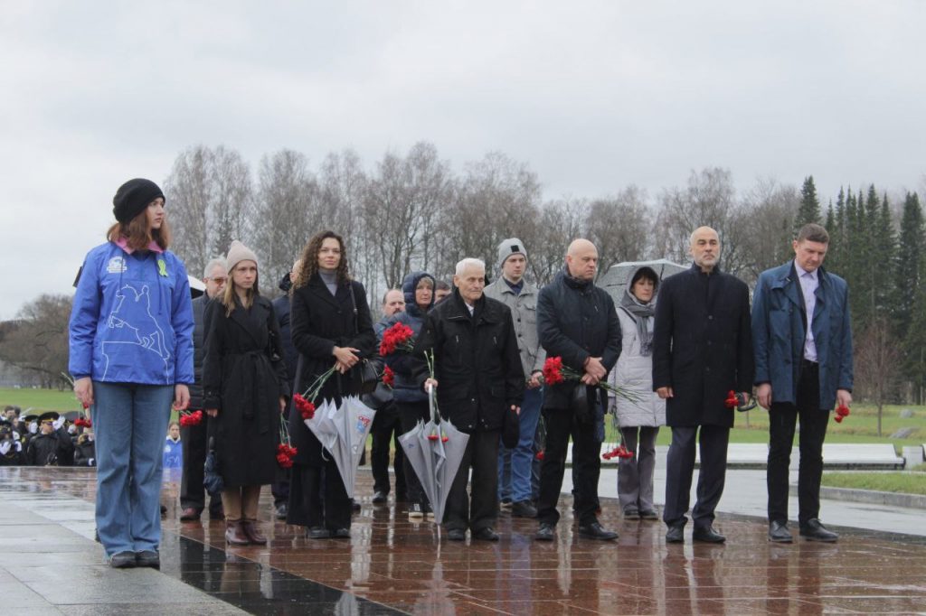 На Пискаревском кладбище возложили цветы в память о блокадном трамвае
