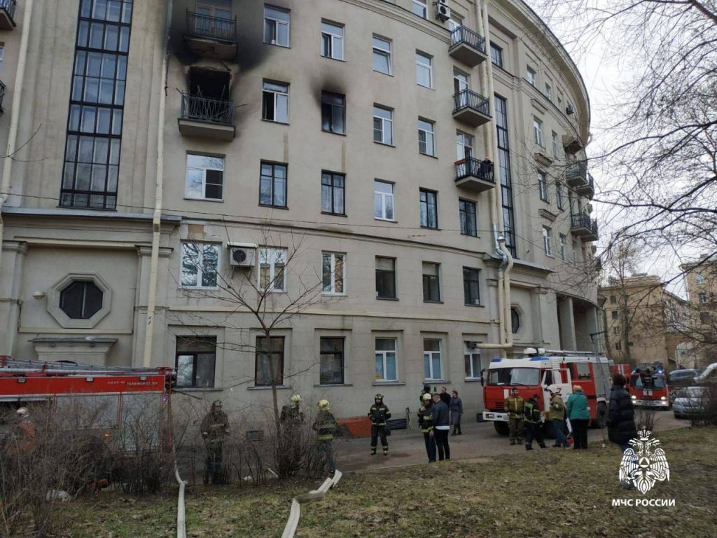 Двух детей и кошку спасли из пылающей квартиры в Петербурге