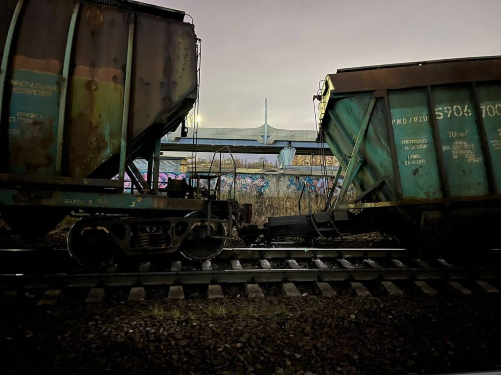 Пять вагонов грузового поезда сошли с рельсов в Петербурге