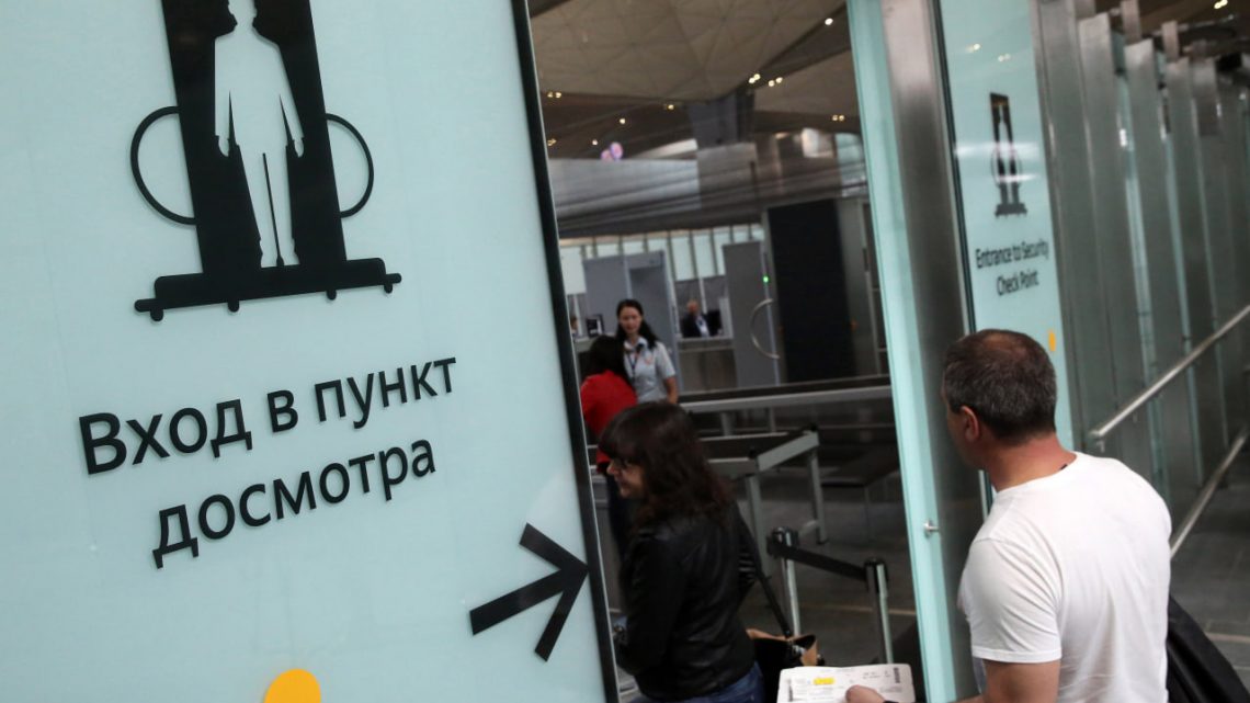 В Петербурге оштрафовали пассажира за перепрыгивание турникета в Пулково
