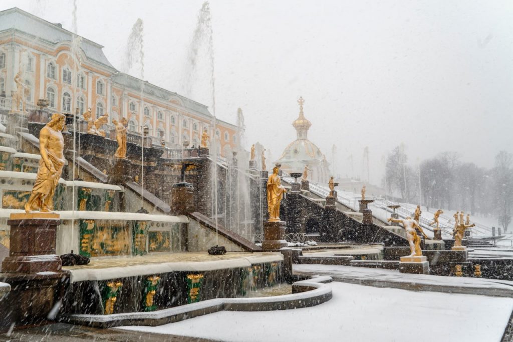 ГМЗ Петергоф показал красоту струящихся под снегом фонтанов