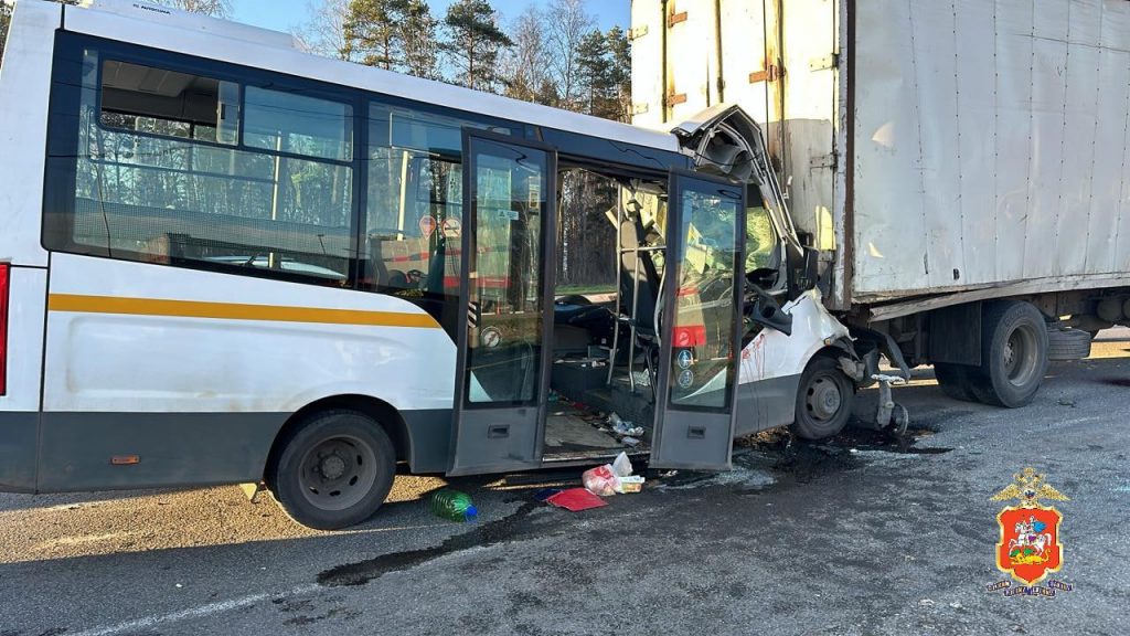В ДТП с маршруткой и грузовиком в Подмосковье пострадали 16 человек