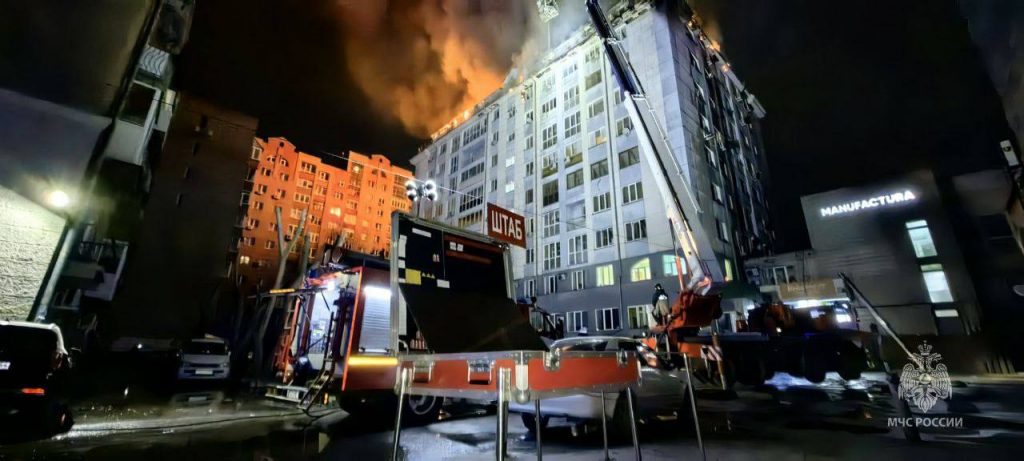 Крыша и фасад дома загорелись в Новосибирске, из огня спасли одного человека