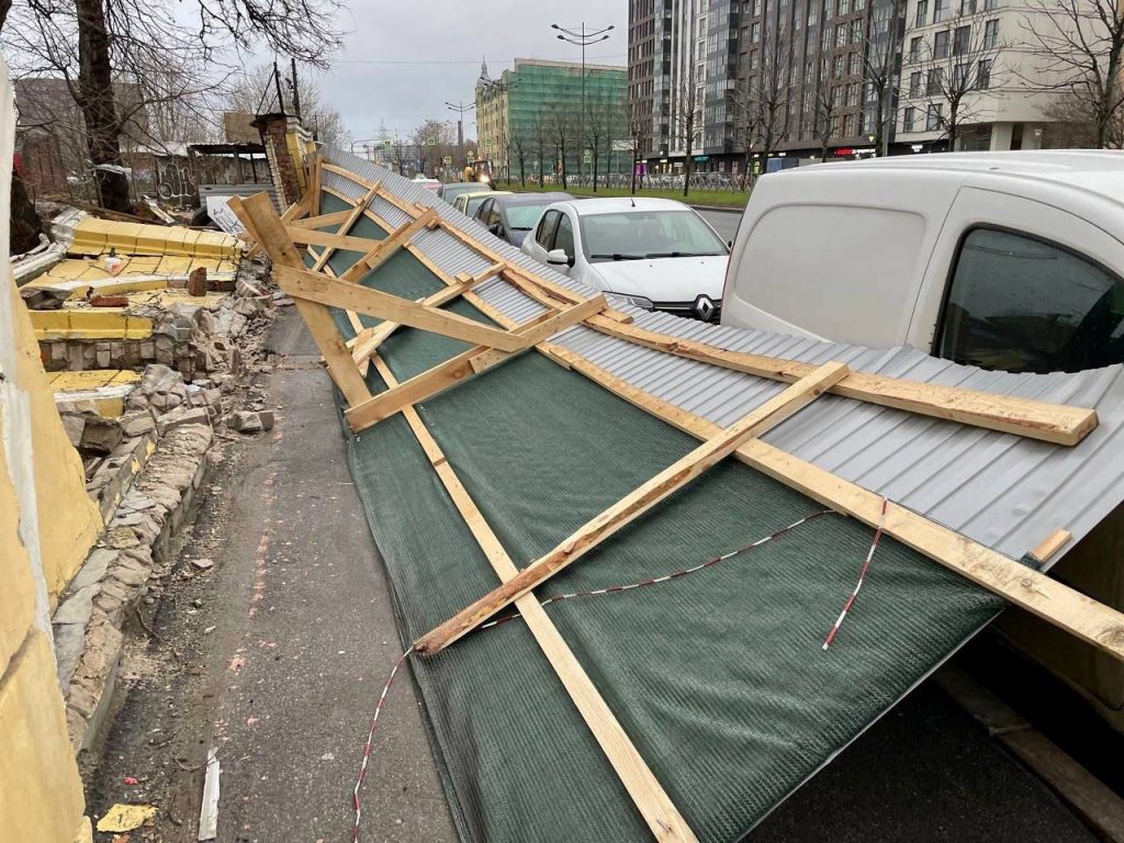 На стройке метро &#171;Боровая&#187; на Лиговском упал стройзабор