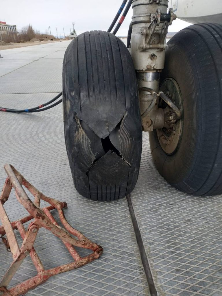 В Якутии у самолета разорвало колеса при посадке 