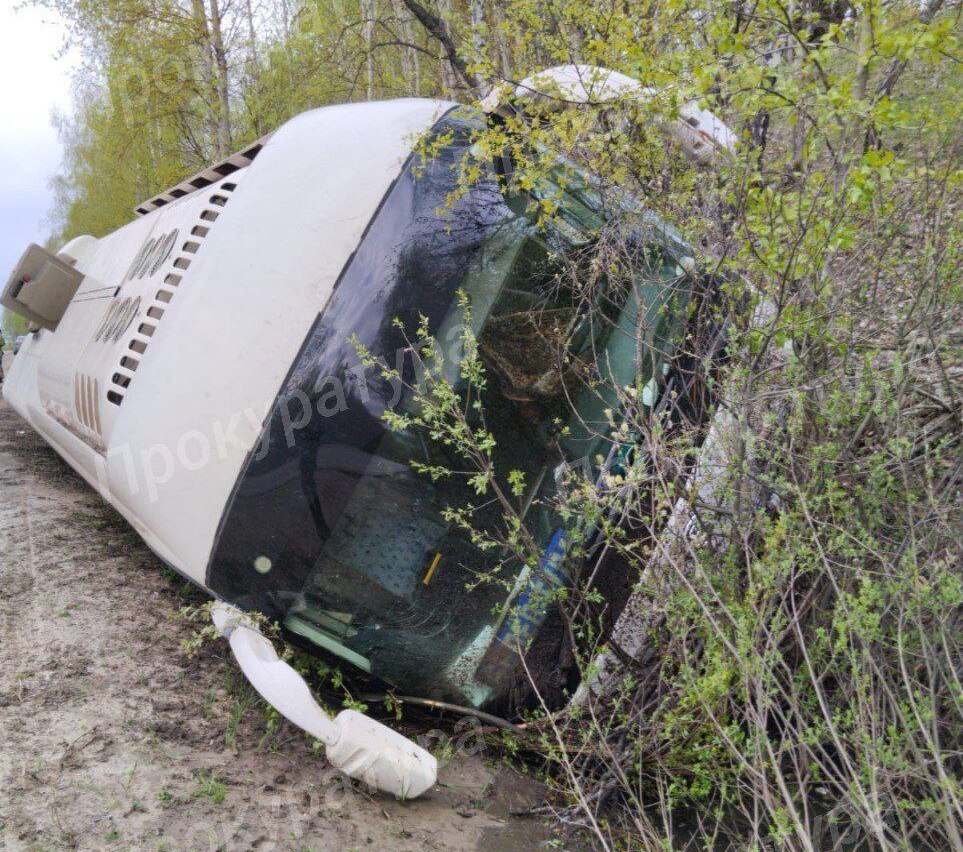 Автобус с пассажирами опрокинулся в Тульской области, пострадали четверо