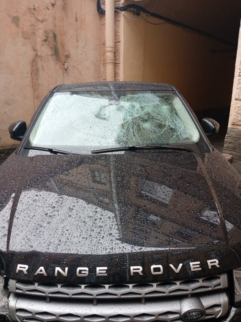 Нетрезвый вандал с бруском поколотил Range Rover в Петербурге
