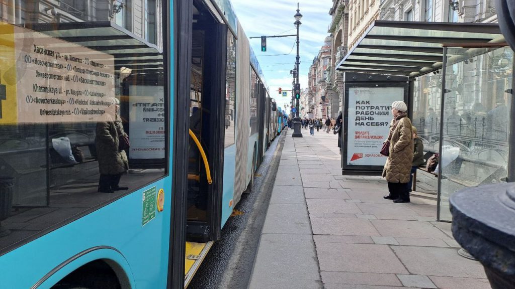 На Невском из автобусов и троллейбусов высадили пассажиров