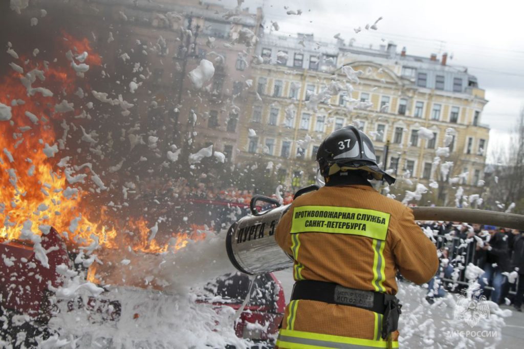 Пожарные устроили шоу по тушению пожара на Манежной площади