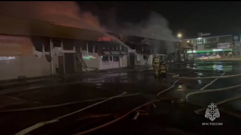 МЧС показало пожар на рынке в Невинномысске