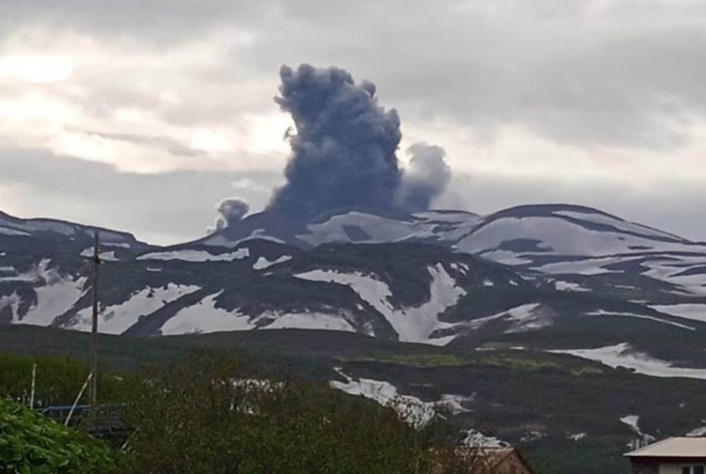 На Курилах вулкан Эбеко выбросил столб пепла высотой 4,5 километров