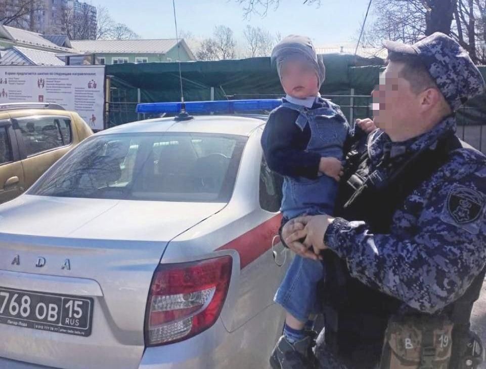 Росгвардейцы нашли ребенка, который потерялся возле церкви в Петербурге