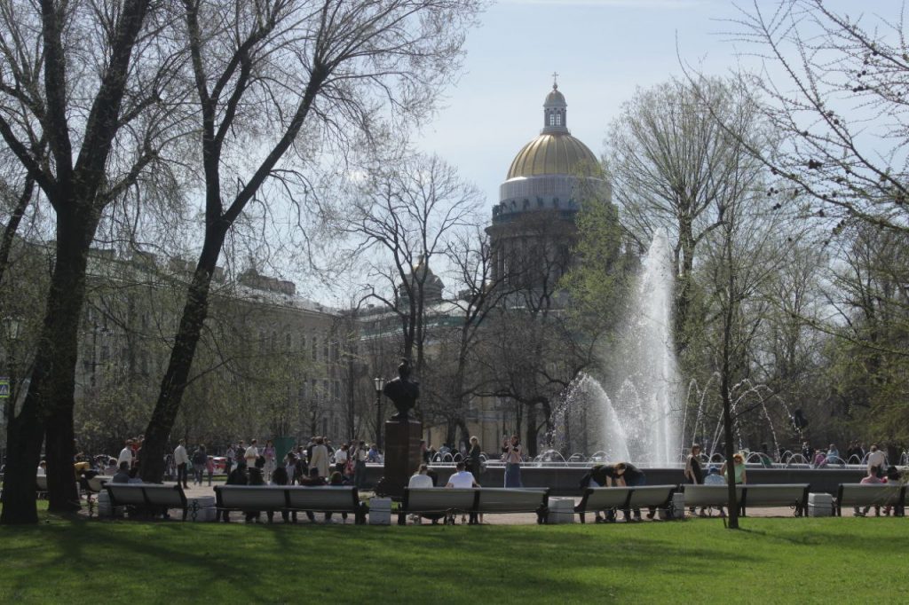 Пять причин не прыгать в выходные в фонтаны в Петербурге