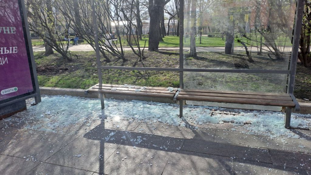Остановка на Московском проспекте растеряла стекла
