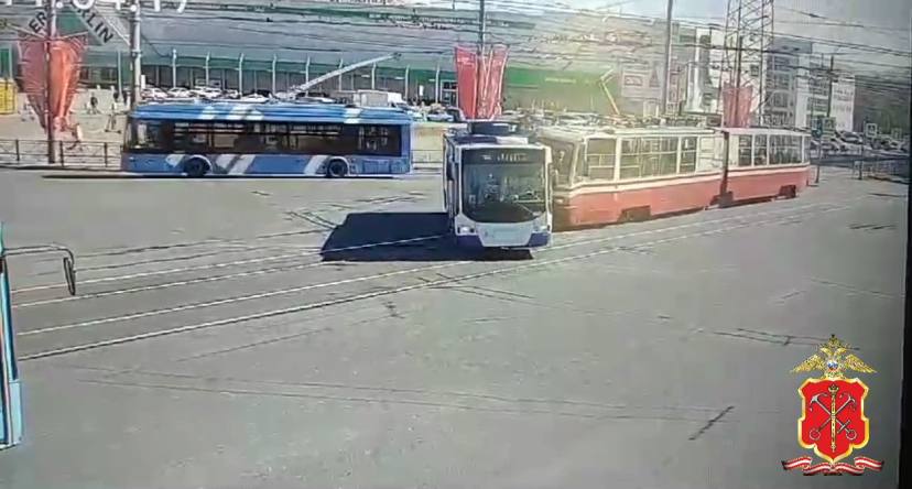 На Испытателей трамвай протаранил троллейбус