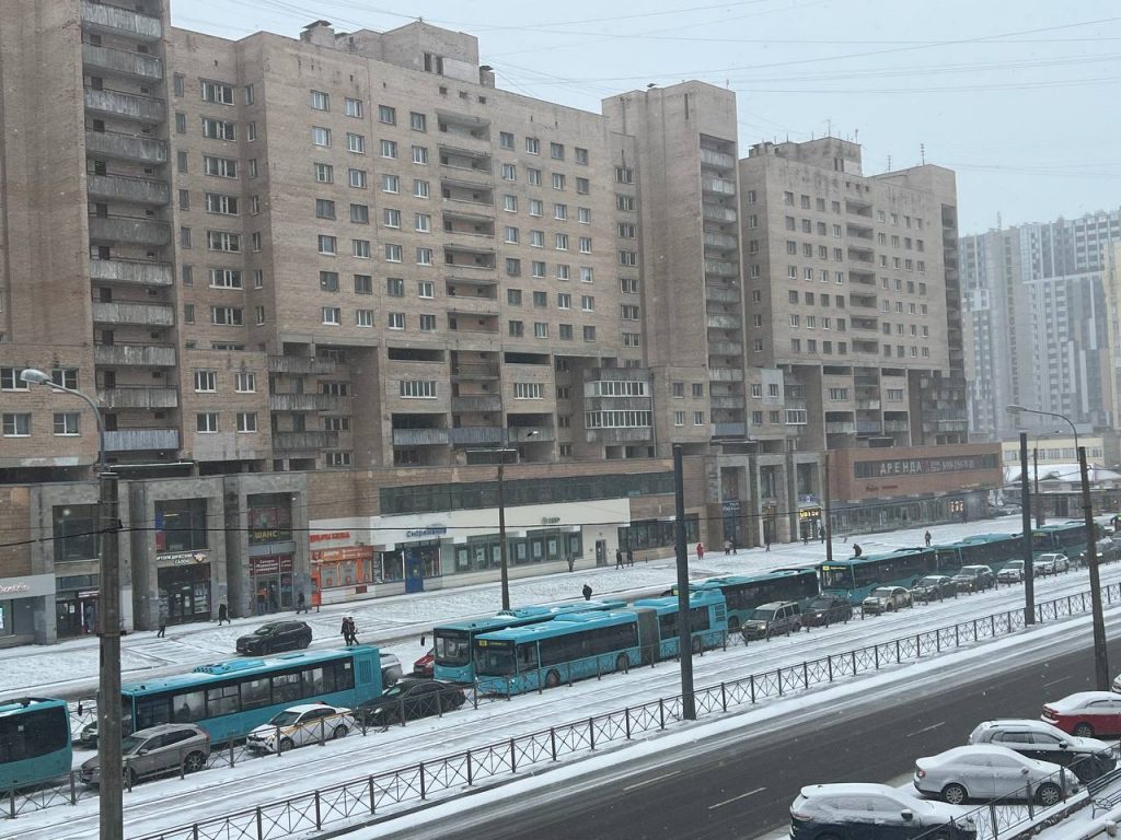Автобусы выстроились в пробку у метро «Гражданский проспект»