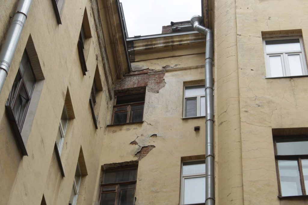 Пустулы от оспы показывает двор-колодец в переулке Ульяны Громовой