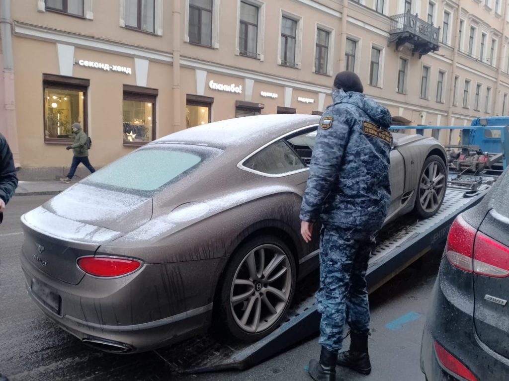 Петербурженка задолжала коммунальщикам 1,5 млн и лишилась Bentley
