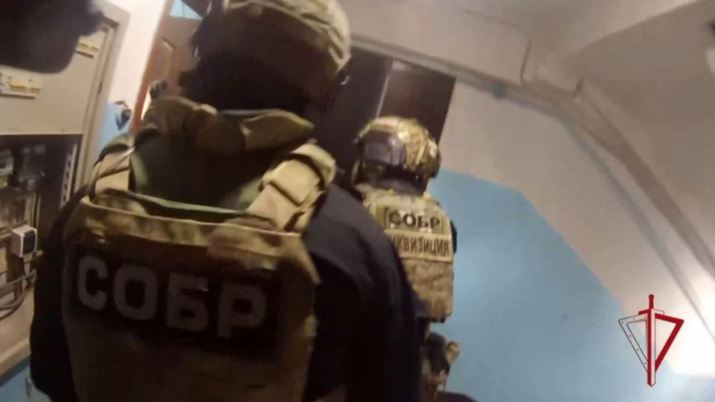 Росгвардия показала задержание стрелявшего в полицию жителя Коммунар