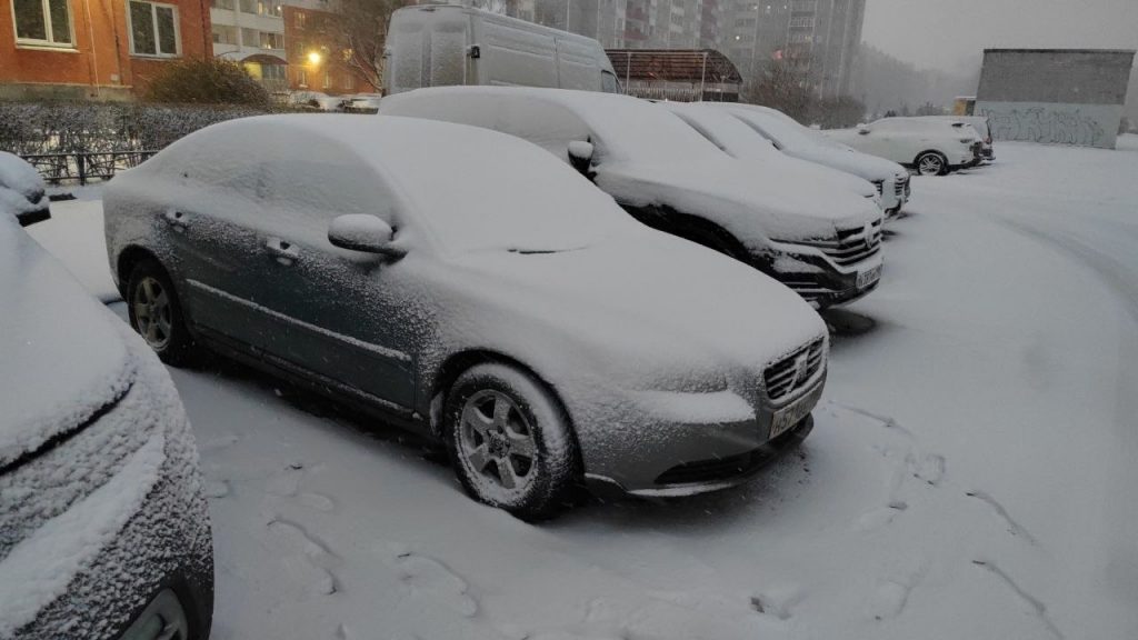В Петербурге идет мощный снегопад, самолеты садятся в Пулково по большому кругу