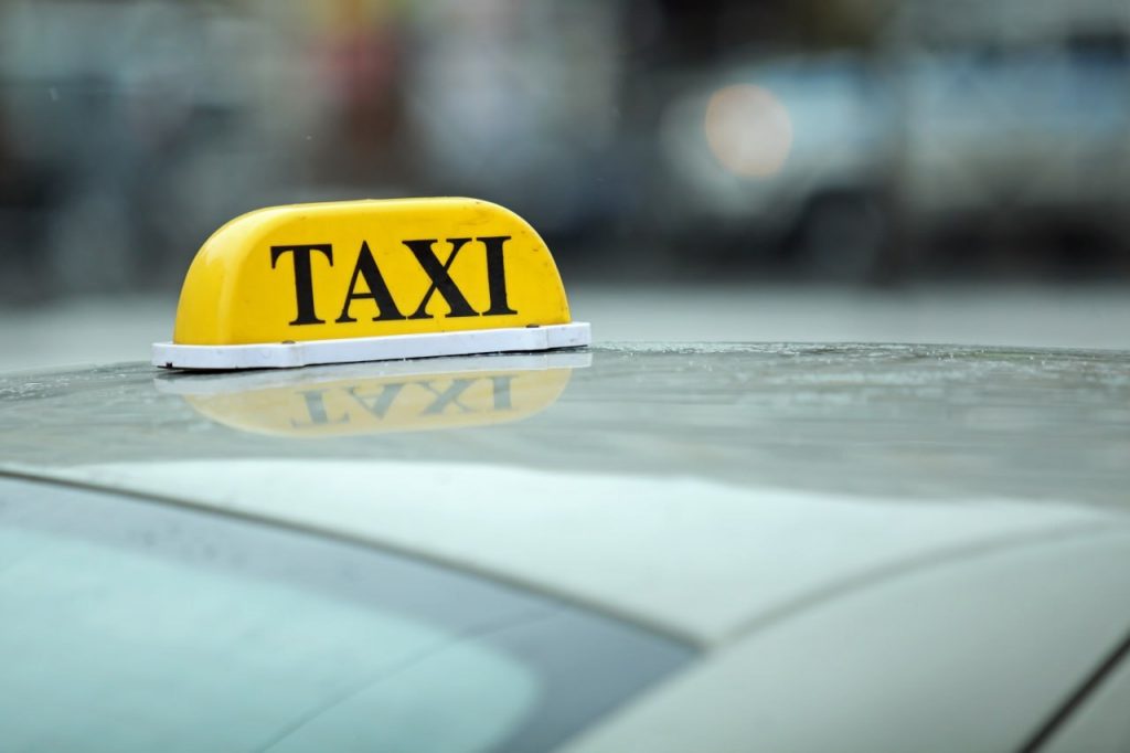В Москве таксист оскорбил и высадил из машины участников СВО