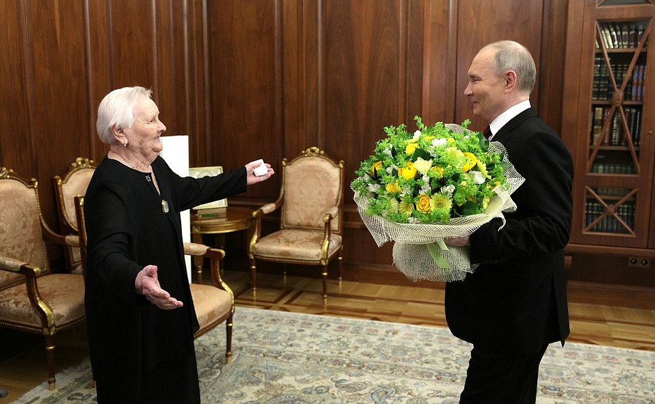 После инаугурации Путин пригласил к себе в кабинет классную учительницу Веру Гуревич