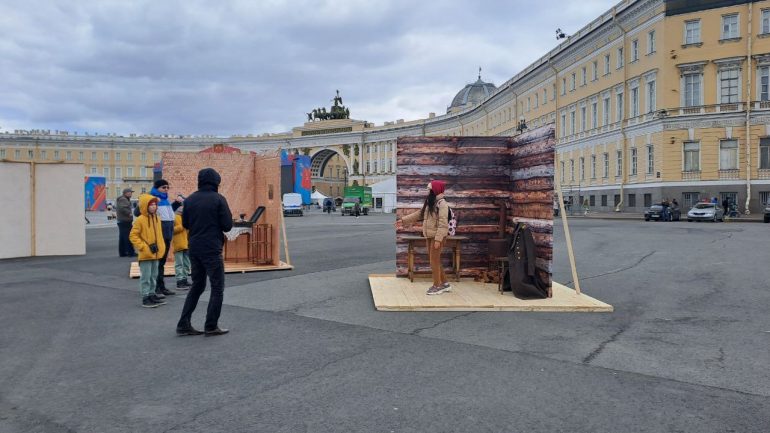 На Дворцовой к 9 мая появились сцена, трибуны и блокадные комнаты