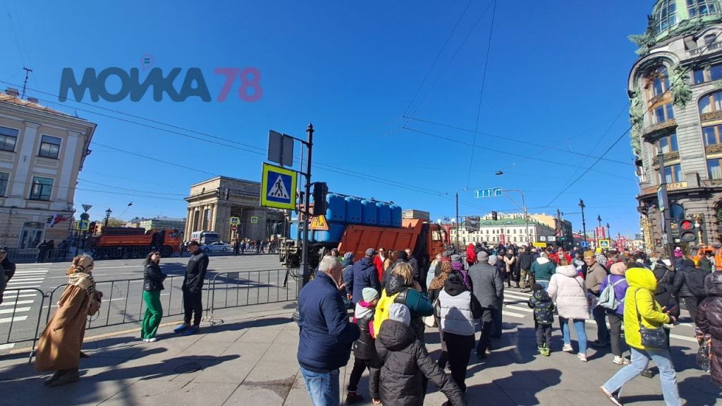 Атмосфера на Невском проспекте после начала парада Победы