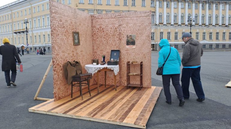 На Дворцовой к 9 мая появились сцена, трибуны и блокадные комнаты