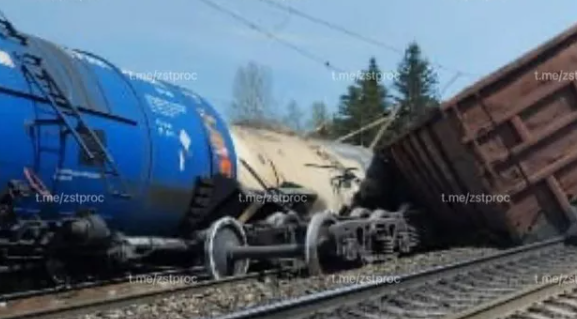 Под Красноярском с рельсов сошли пять вагонов грузового поезда