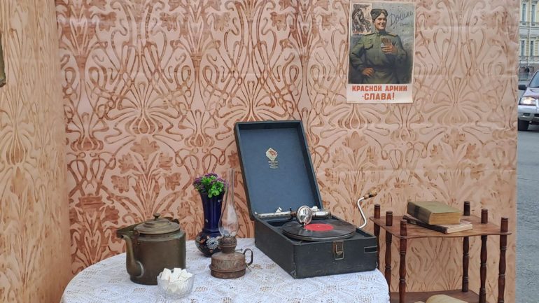 На Дворцовой к 9 мая появились сцена, трибуны и блокадные комнаты