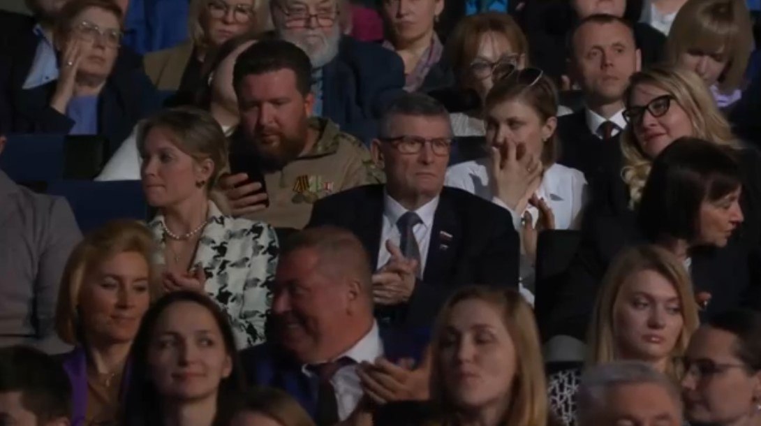 Светский день в БКЗ «Октябрьский» задает цветовые тренды в одежде