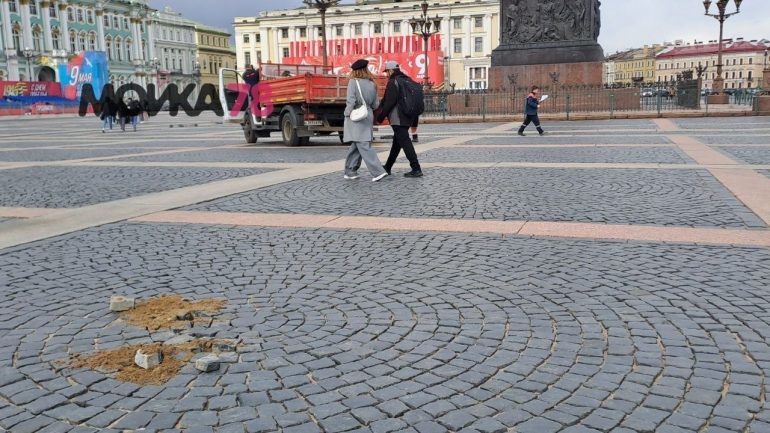 На Дворцовой перекладывают брусчатку перед 9 мая