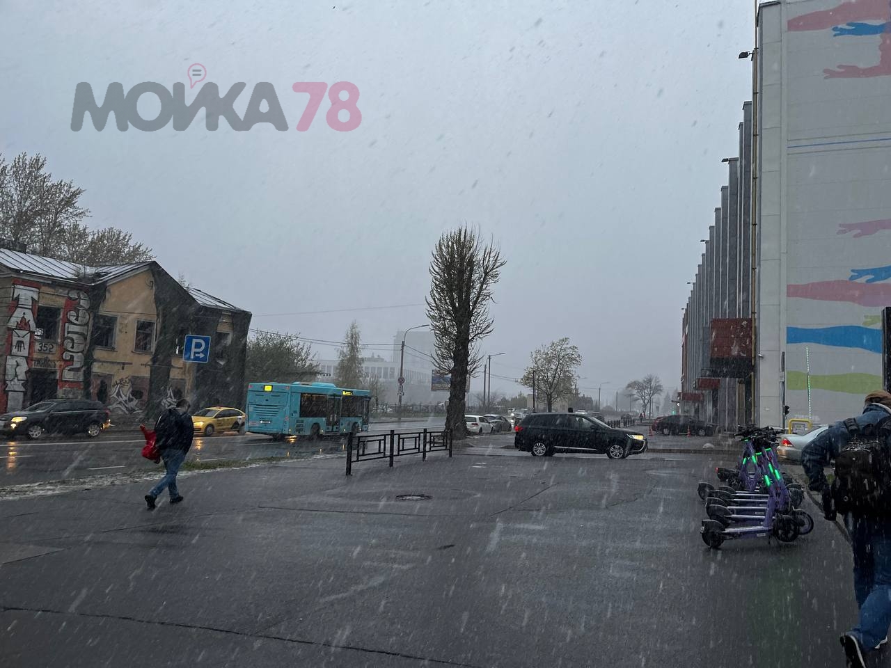 Небо насыпало граду у метро «Новочеркасская»