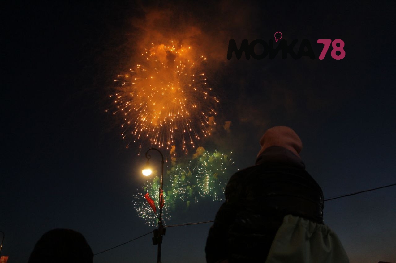 Небо Петербурга озарил салют в честь Дня Победы