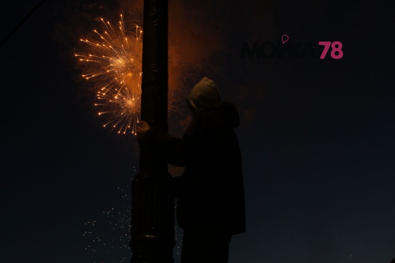 Небо Петербурга озарил салют в честь Дня Победы