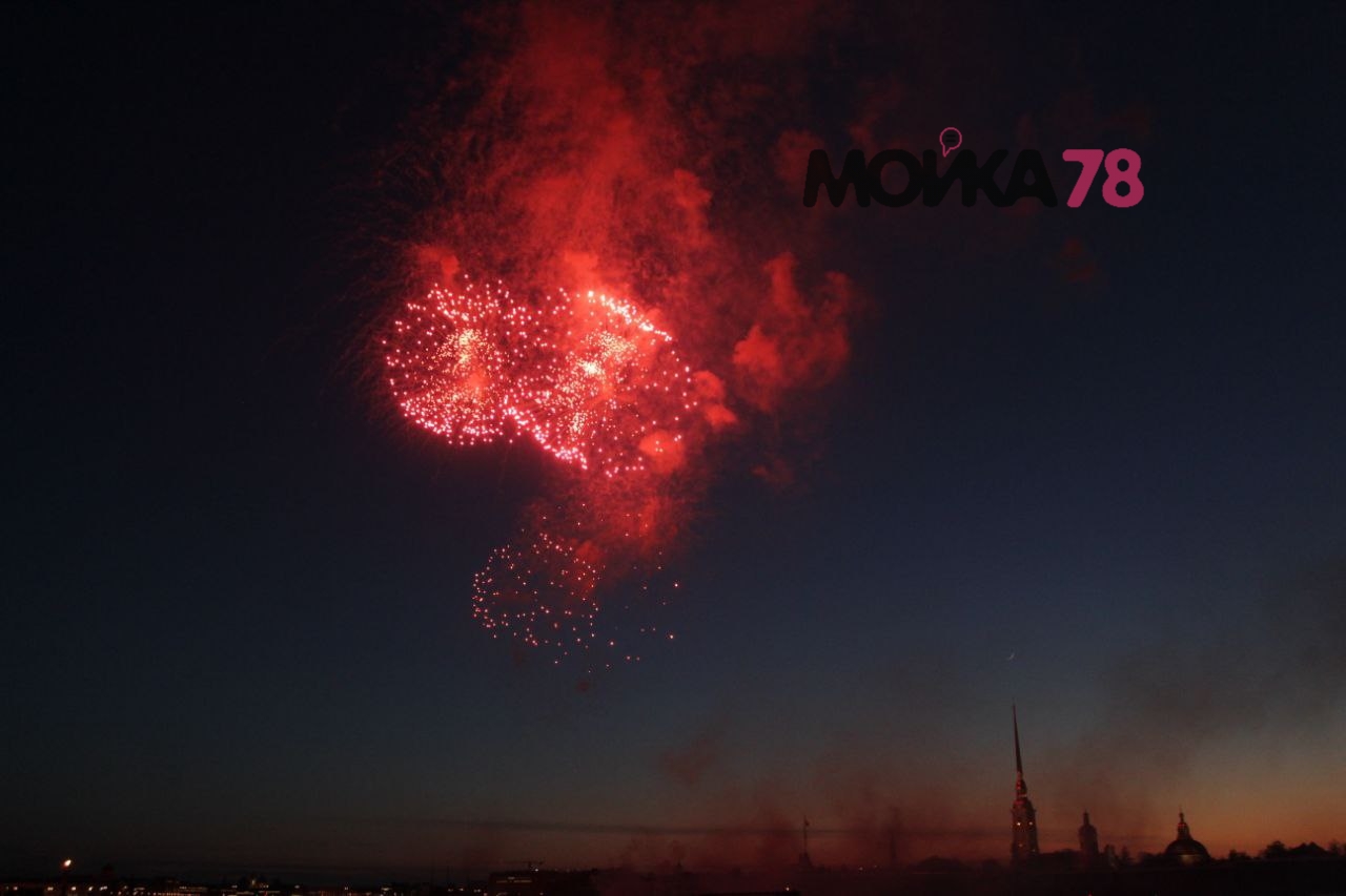 Небо Петербурга озарил салют в честь Дня Победы