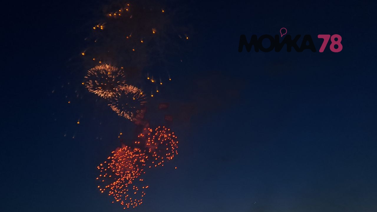 Небо Петербурга озарил салют в честь Дня Победы