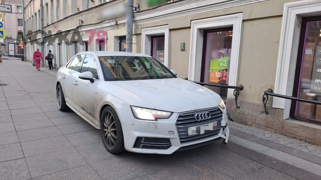 На Московском водитель припарковал Audi на тротуаре