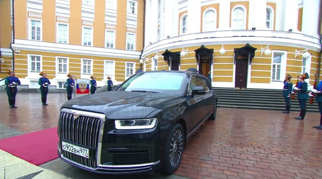 Путин приехал к Кремлевскому дворцу в новом Aurus Senat